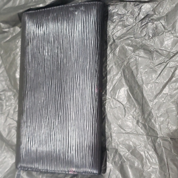 FINAL SALE Louis Vuitton epi wallet - Picture 4 of 11